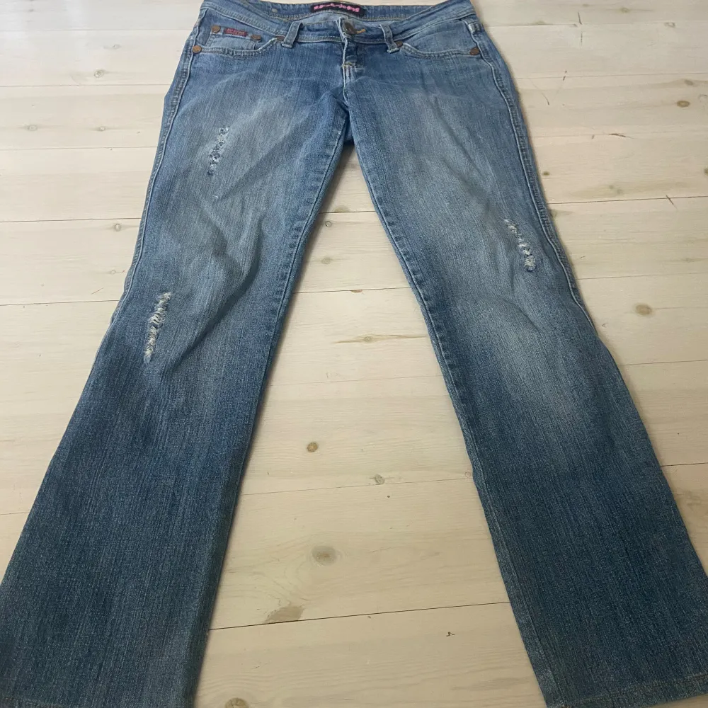 Jätte snygga lågmidjade jeans från six-6-jeans. Skriv privat för mått💕. Jeans & Byxor.