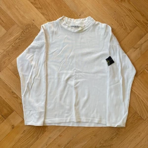 Stone Island Sweatshirt - Mycket sällsynt Stone Island vintage sweatshirt i fint vintage skick. Den är från slutet på Massimo Osti- och början på Paul Harvey designperioden. Sitter som en reguljär medium. One of a kind. Mått på förfrågan. Köpet är slutgiltigt.