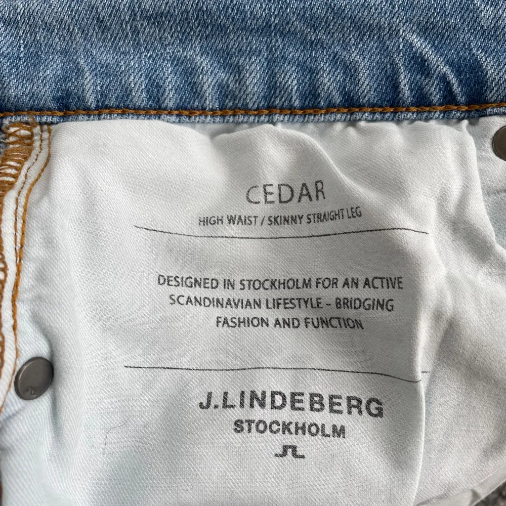 J.Lindberg Jeans| Utmärkt skick | Midje måttet är 36 cm och längden 105 cm | Nypriset ligger på 1299 kr | Fraktas spårbart via postnord eller instabox | Tveka inte på att skriva vid funderingar!😊. Jeans & Byxor.