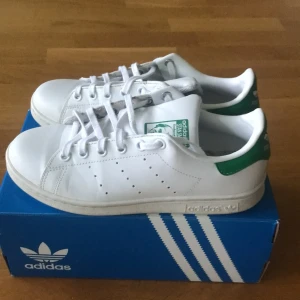 Stansmith adidas skor - Ett par schyssta adidas stansmith skor som är perfekta till hösten. Skicket är 9/10 och dom när storlek 37,5