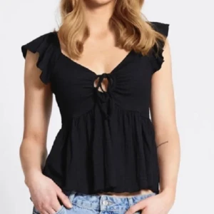 Svart topp - Fint skick säljer då den inte används❤️