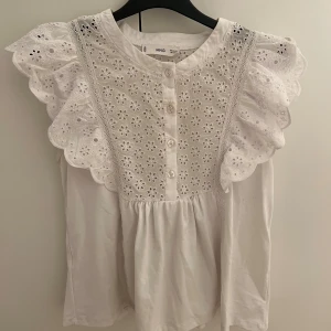 Topp - Jättegullig topp från Mango som tyvärr inte kommer till användning. Inte använd mycket och finns inga defekter eller liknande!