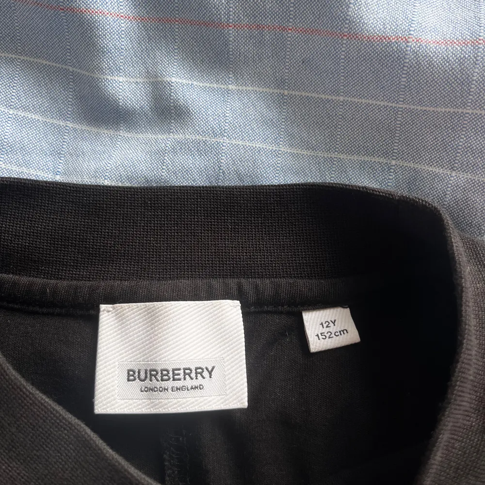 Cool burberry tröja köpt på Nk i Stockholm. Köpt på barnavdelningen men passar mig som har S.. Tröjor & Koftor.