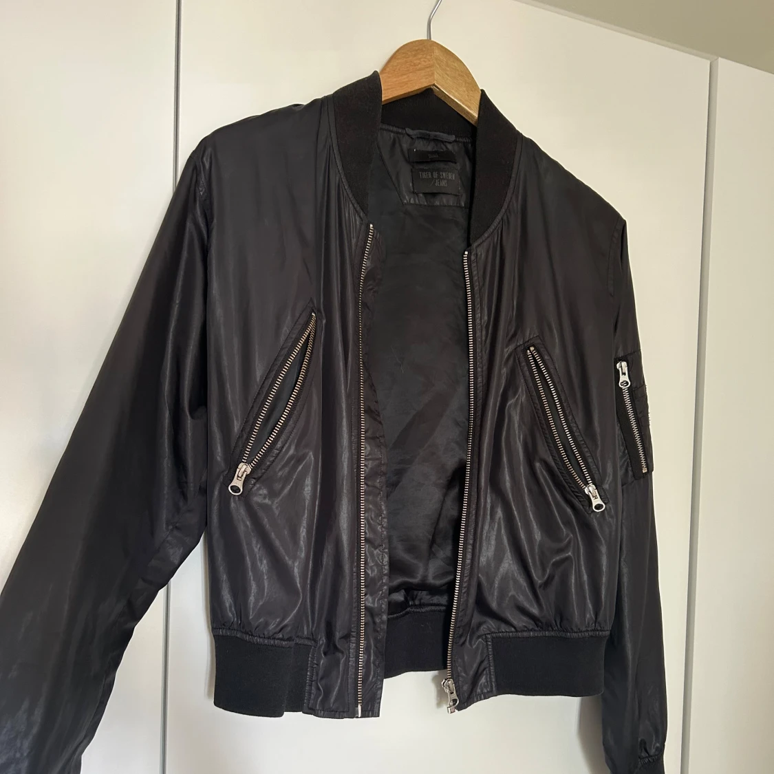 Svart bomberjacka från Tiger of Sweden Jeans