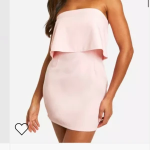 Ljusrosa klänning - Säljer denna superfina ljusrosa klänning med volang!😍från Boohoo med prislappen kvar för hann inte returnera!!❤️storlek 38 men sitter som S!