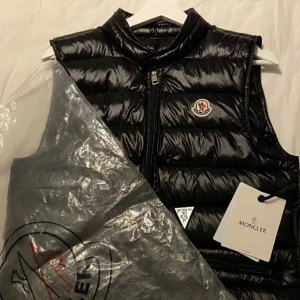 Moncler väst - Tja! Säljer nu min moncler väst som nu inte längre passar mig, sick  9/10, skriv om ni har några funderingar 📩🙌