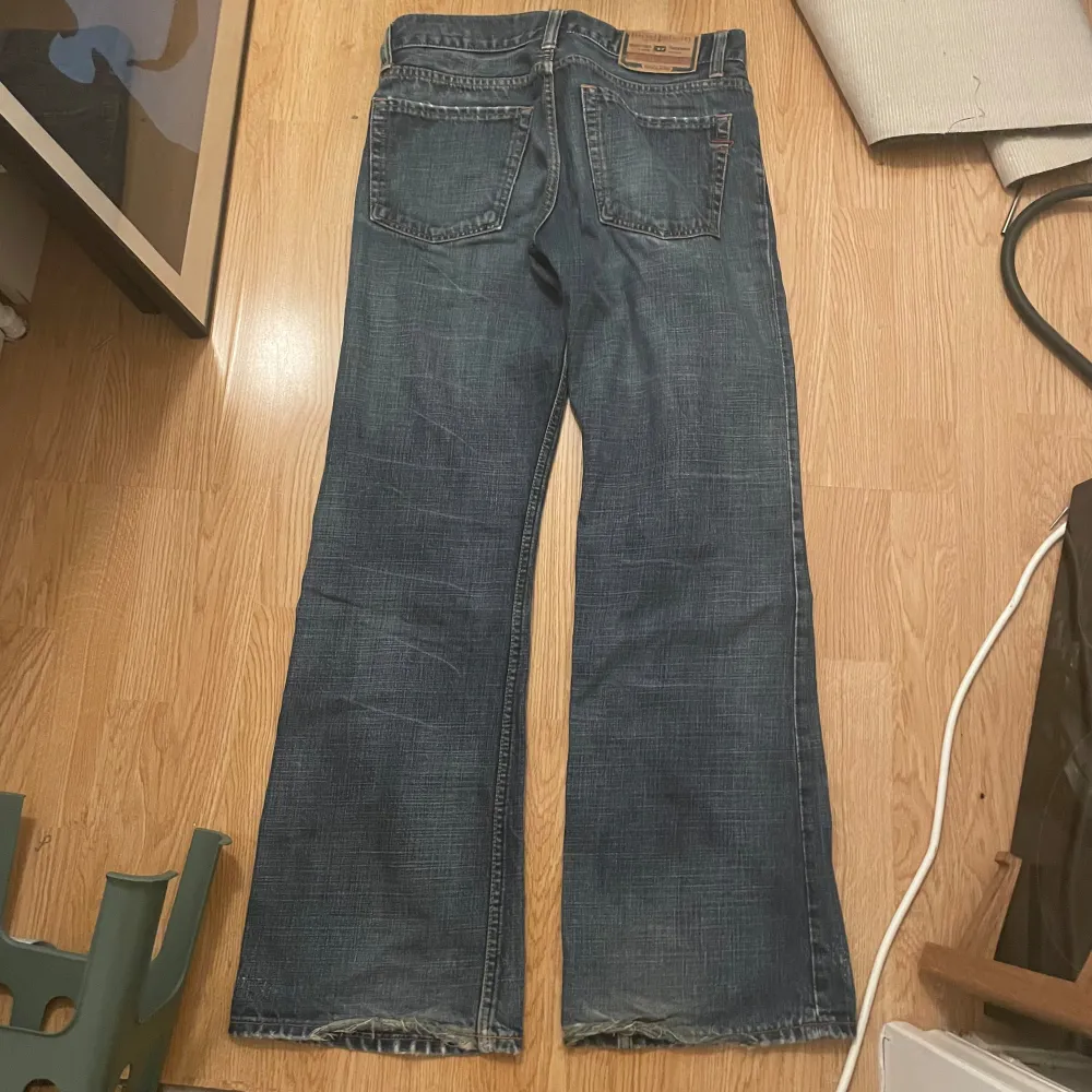 perfekta för de är ganska små i midjan men breda i benen man behlver it ha bälte . Jeans & Byxor.