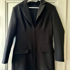 Kavajklänning - Kavajklänning  från Zara, mycket gott skick använd 1 gång. Bra kvalite.