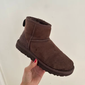 UGGS mörkbruna låga -  storlek 38 - Använda uggs i gott skick, lite mörka saltmärken men inget som syns jätte mycket.  Kan borstas upp.   Köparen betalar frakt.