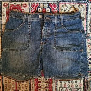 Jeansshorts - Avklippta shorts köpta second-hand på beyond retro. Skriv för mått, står att det är storlek 2 och passar mig som brukar bära 36.