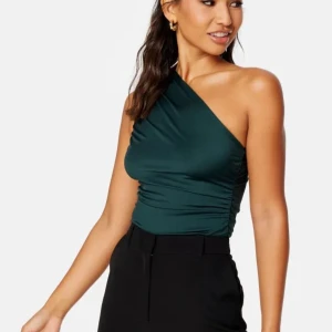 One shoulder topp  - One shoulder topp från Bubbleroom. Aldrig använd då den var för liten för mig. Storlek S men lite tajt i storleken, snarare som en XS.  Nypris 299 kr 