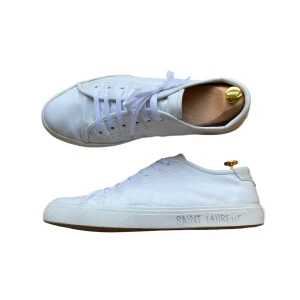 Saint Laurent Malibu sneakers - Saint Laurent ”Malibu” Low-top sneakers • Storlek 45, passar även 44 • Väldigt bra skick, sällan använda och inga defekter • Dustbag medföljer • Nypris: 7000kr • Svarar gärna på frågor eller funderingar 