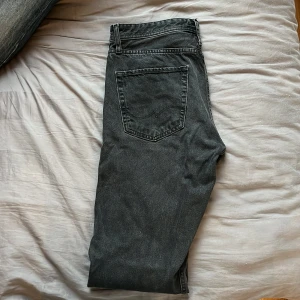 Jack & Jones Jeans Svarta - Toppskick, har använts mycket men är hela. Storlek 32/34. Skriv vid fler frågor!🙌🏻
