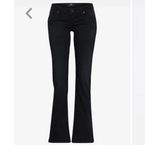 Ltb Jeans - De är i storleken 25x34 passar på mig med långa ben! midjemått:70cm, innerbenslängd:80cm💓