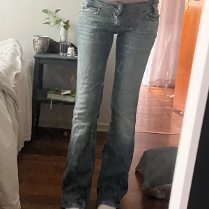 Flare Jeans Lee Lågmidjade  - Längd: 102cm Innerbenslängd: 82cm Midja(mer höft pga lågmidjade): 38cm 