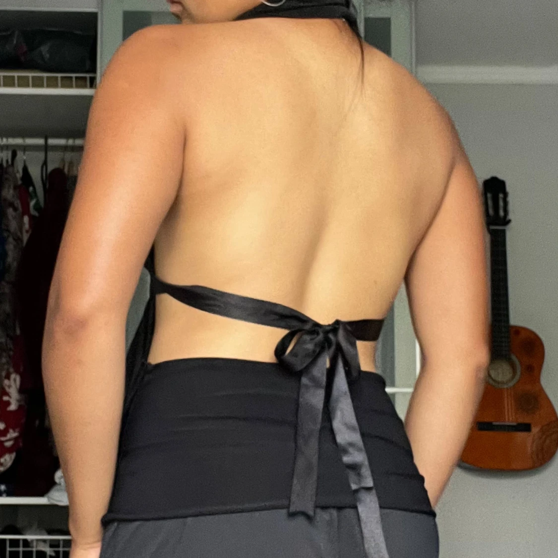 Svart klänning med öppen rygg och knytband - 90