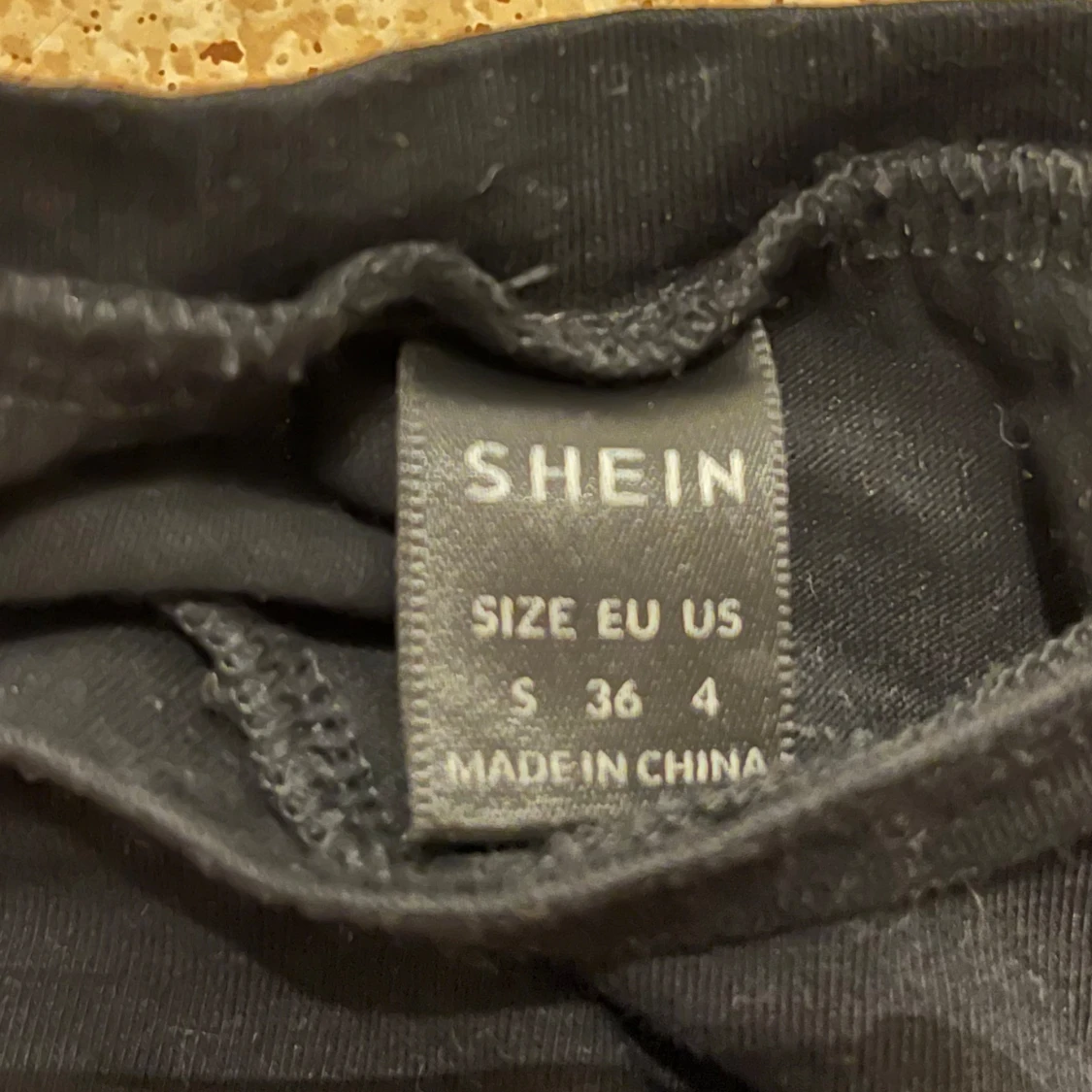 Svart croppad t-shirt från Shein - 92