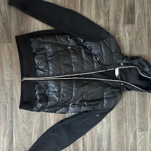 Moncler cardigan - Säljer denna unika och snygga Moncler Cardigan i storlek XL men passar L väldigt bra. Den är använt vilket syns men inga andra defekter. Säljer för att jag använt den väldigt lite. Självklart äkta!  Tveka inte på att skriva vid funderingar!😁
