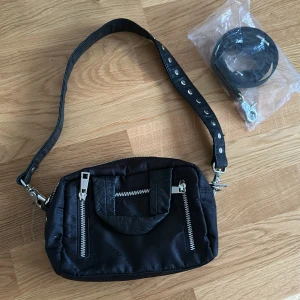 Núnoo väska - Denna fina Núnoo väska är bara använd några få gånger och har absolut inga tecken på användningen. Väskan kommer med ytterligare två remmar 