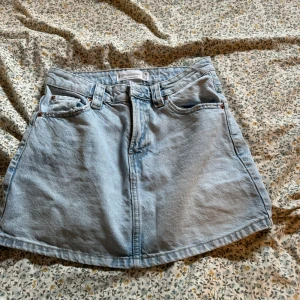 Jeanskjol - Jättefin ljusblå jeanskjol från Stradivarius i storlek 36, aldrig använd 💞