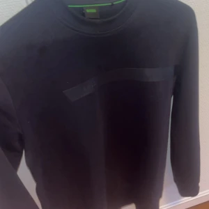 Hugo boss sweatshirt - Säljer nu min Hugo boss sweatshirt som är i mycket gott skick. Köpt på Johnells i Örebro för 1500:- kvitto finns, hör av er vid minsta fundering 