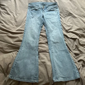 Ljusblå bootcut jeans - Ljusblå lågmidjade bootcutjeans, midjemått 36, längd 91