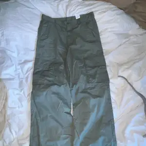 Jättesnygga nästan helt oanvända militärgröna cargopants.