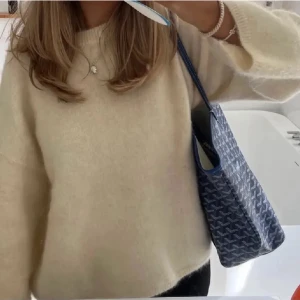 stickad mohair tröja hm !! - mysigaste tröjan nu till hösten, endast använd någon gång så nyskick!! köpt för 699 om jag inte minns helt fel🥰🥰