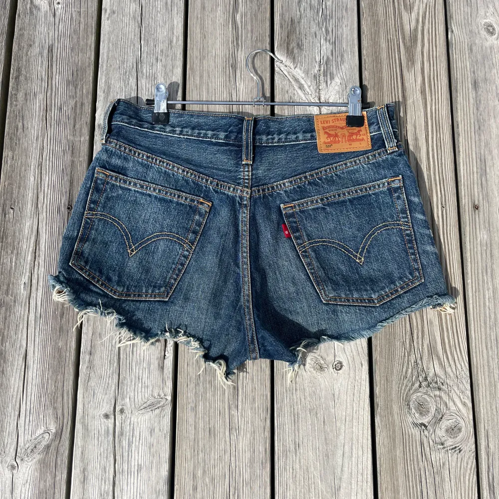 Jättesnygga Jeansshorts 501 från Levi’s i strl W27, tyvärr blivit för små. Använda ett fåtal gånger så fortfarande som nya!. Shorts.