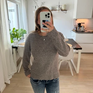 Stickad tröja  - Säljer denna jätte fina bruna stickade tröja från Vero moda då den inte kommer till användning längre💞Knappt använd och den är i ett bra skick