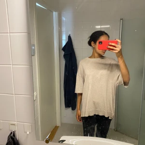 Stickad kortärmad tröja  - Super nice tröja. Bra material. Passar mig som är 168. Storlek M men passar folk med S/Xs också. 💘