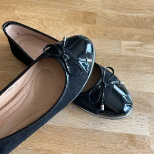 Svarta ballerinaskor från Kayla Shoes - Säljer ett par snygga svarta ballerinaskor från Kayla Shoes då de tyvärr är för små för mig. aldrig använda och i bra skick! storlek 41 men väldigt små i storlek!