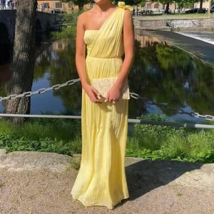 Max Azria balklänning 36 - Säljer min älskade balklänning från Max Azria! Perfekt till bröllop och andra fester! Tecken på användning finns längst ner men inget som märks! Nypris 2900