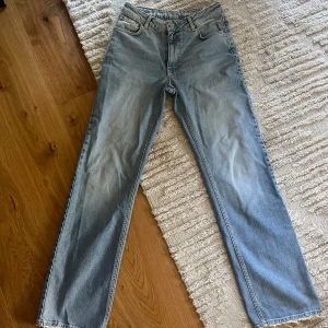 Mid wide 550 jeans bikbok  - Aldrig använda jeans, är inte en jeans tjej men dessa var så himla fina. Finns fler bilder på bikboks hemsida. Jag har vanligtvis 36 eller S i byxor. Nypris 699kr