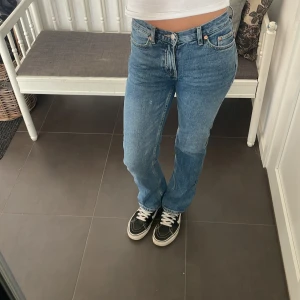 Straight jeans - Säljer dessa jeans från weekday i storlek 25/32, de har använts ett fåtal gånger av mig men de är fortfarande i gott skick! Skriv privat om ni har fler frågor!💗