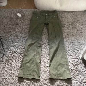 Populära hm jeans - De populära gröna jeansen från H&M säljs nu! De har blivit använda 2-3 gånger men är i jättebra skick. 