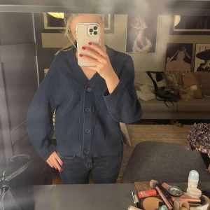 Kofta COS  - Jätte fin kofta ifrån COS som passar till allt. Fin grön/blå nyans och sitter snyggt på! 