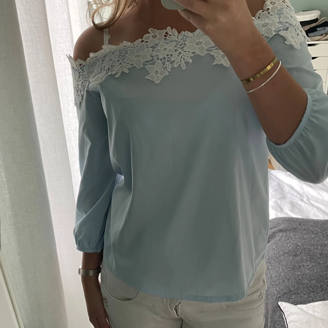 Ljusblå offshoulder topp med spetsdetaljer