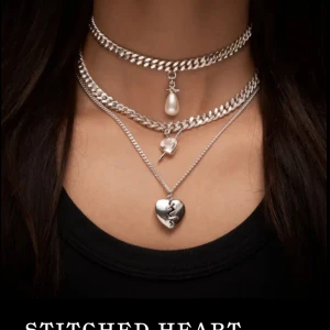 Maria Nilsdotter halsband - Jag säljer detta fina halsband! Nypris är 2495 kr och jag säljer halsbandet för 1800kr! Det är i bra skick och användt hyfsat sparsamt!🩷