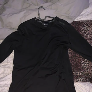 Sail Racing Träningströja  - Långärmad Träningströja från märket Sail Racing. Endast testat sedan har den hängt i garderoben sen inköp.  