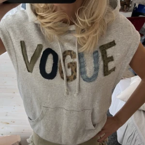 Kortärmad hoodie - Så fin kortärmad hoodie med texten ”vogue”. Jag har sytt på texten sjölv med olika slags jeanstyger😊
