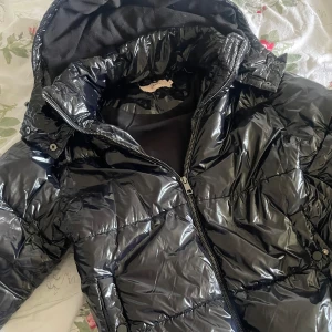 Jacka - Jacka i storlek XS från Nelly, ganska stor i storlek så sitter som en S, köpte i början av vintern för 799, varm och passar bra till vintern, användt den några gånger så inga defekter alls. kan skicka fler bilder privat om det behövs! 💓