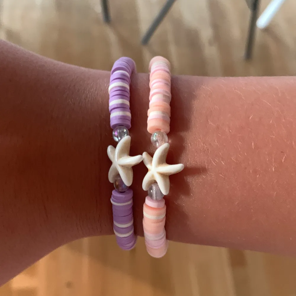  Jätte fina armband har gjort dom själv!🩷💜en lila och en rosa 🐚. Accessoarer.