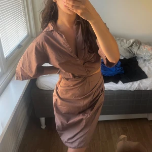 Skjortklänning - Såå fin brun skjortklänning från Nelly i storlek 38 💌 unik design o perfekt för utgång