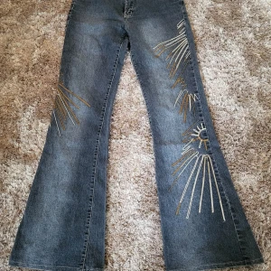 Broderade jeans 🌞 - Fina broderade jeans!! Passar xs! 