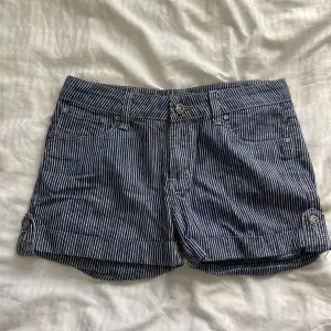 randiga shorts i blått och vitt, står storlek 42 i men passar mig som en 38a! beror på hur löst man vill att dem sitter såklart, går att styla olika.  