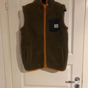 Varm väst - Säljer min varma väst. Har inte använt den vid något tillfälle så den är helt ny utan skador. 