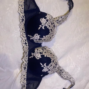 Intimissimi bh  - Marinblå bh utan push up, storlek 75c.  I fint skick 