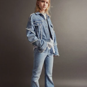 Jeansjacka - Jeansjacka helt ny med prislapp, strl 158 men passar mig som har xs i vanliga fall då den är oversized. 