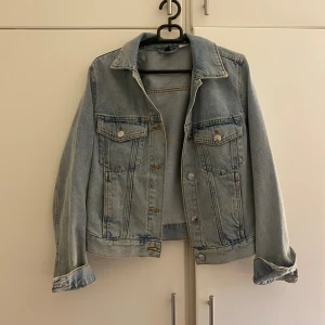 Blå jeans jacka - Nyskick! Knappt använd, stl xs 